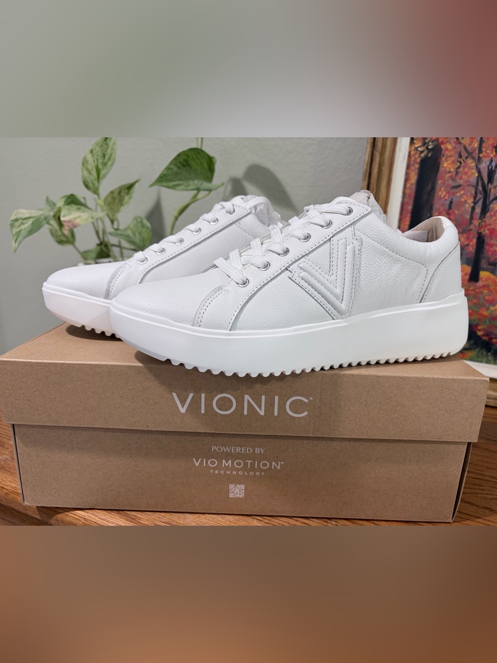 New in box. 9W Wide. Vionic Kearny Platform Lace Up Sneaker - White